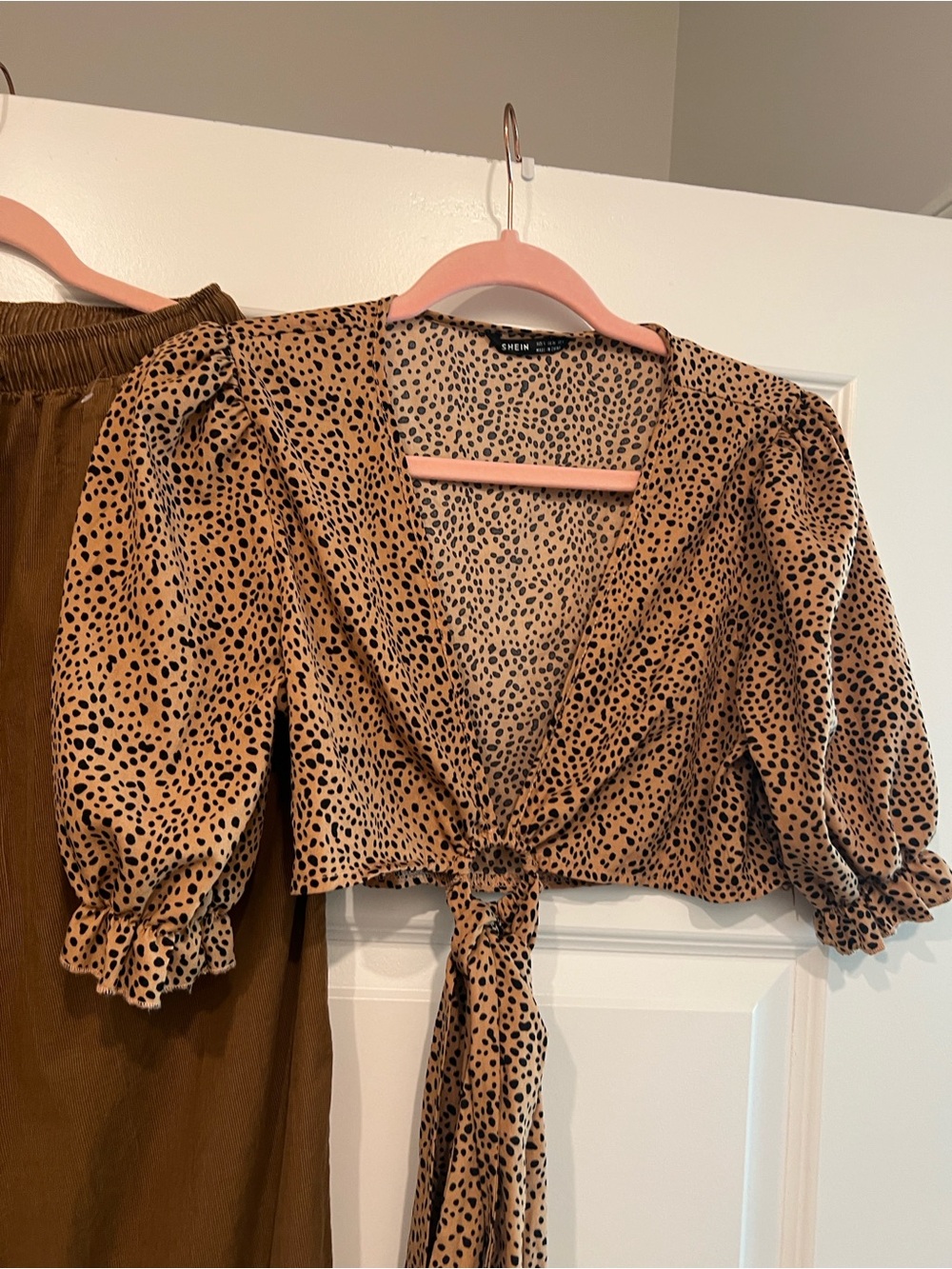 SHEIN Tan Leopard-Print Tie-Front Puff Sleeve Cropped blouse
